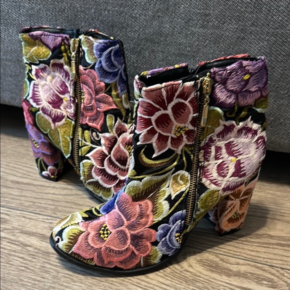 New Floral Embroidered Ankle Boots - Picture 1 of 6